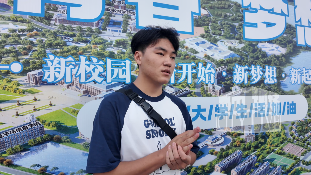 “贴着母亲遗照参加高考”的江西小伙到校报到 校方:减免学费,并提供勤工俭学岗位