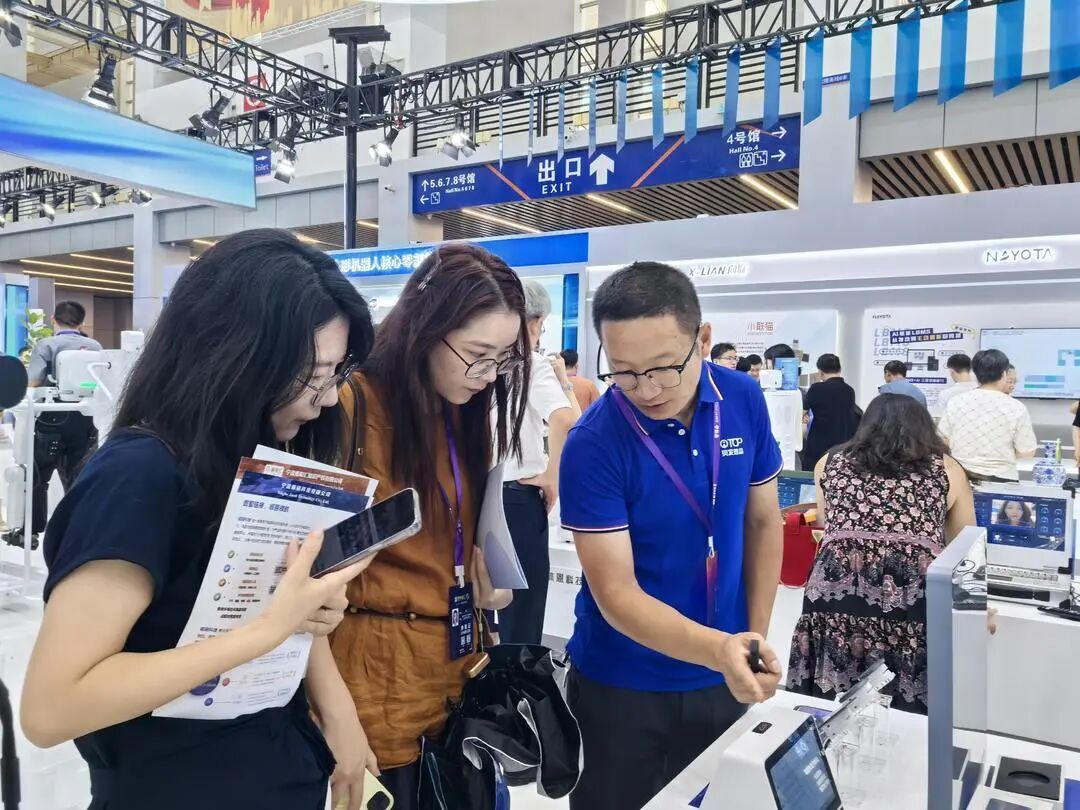 贝发集团展位 毛飞英摄