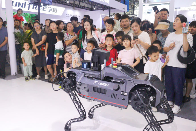 七腾机器人展示自主研发的防爆四足机器人。企业供图