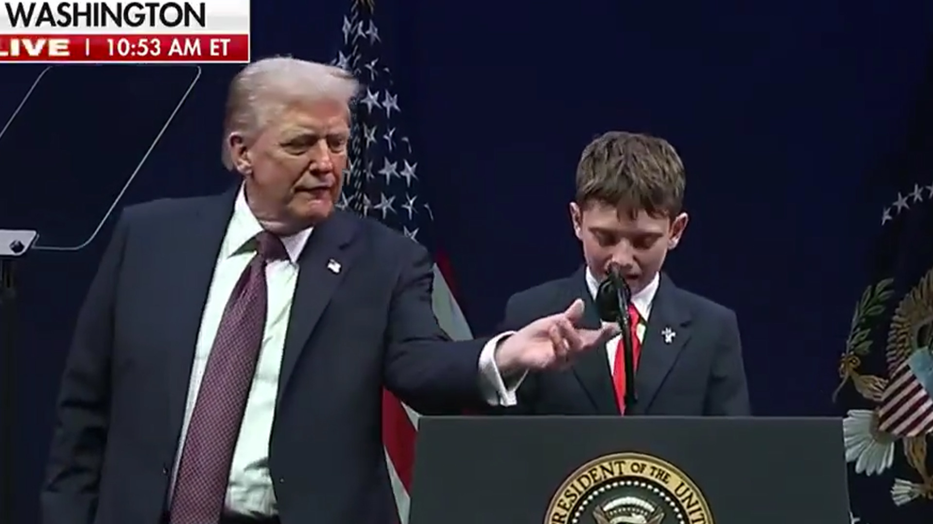 12岁男孩为特朗普站台演讲，抨击学校推广改变性别书籍，“我的家人发声，于是我们被欺负了”