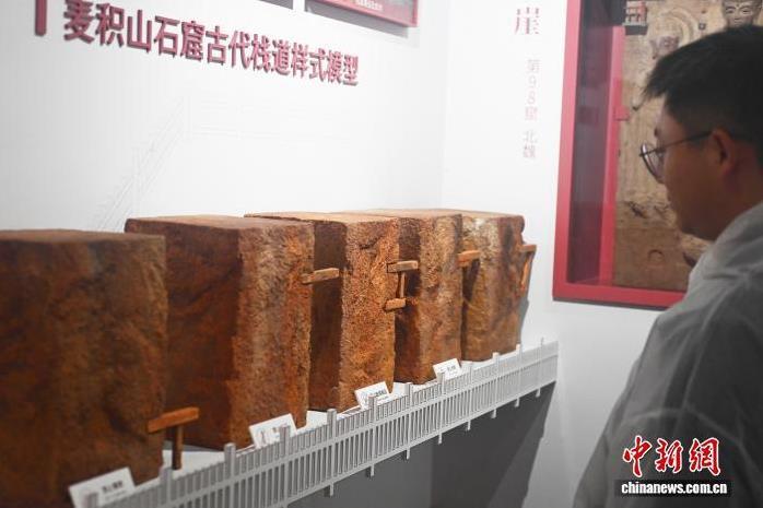 图为参观者参观麦积山石窟古代栈道样式模型　中新社记者　李亚龙　摄