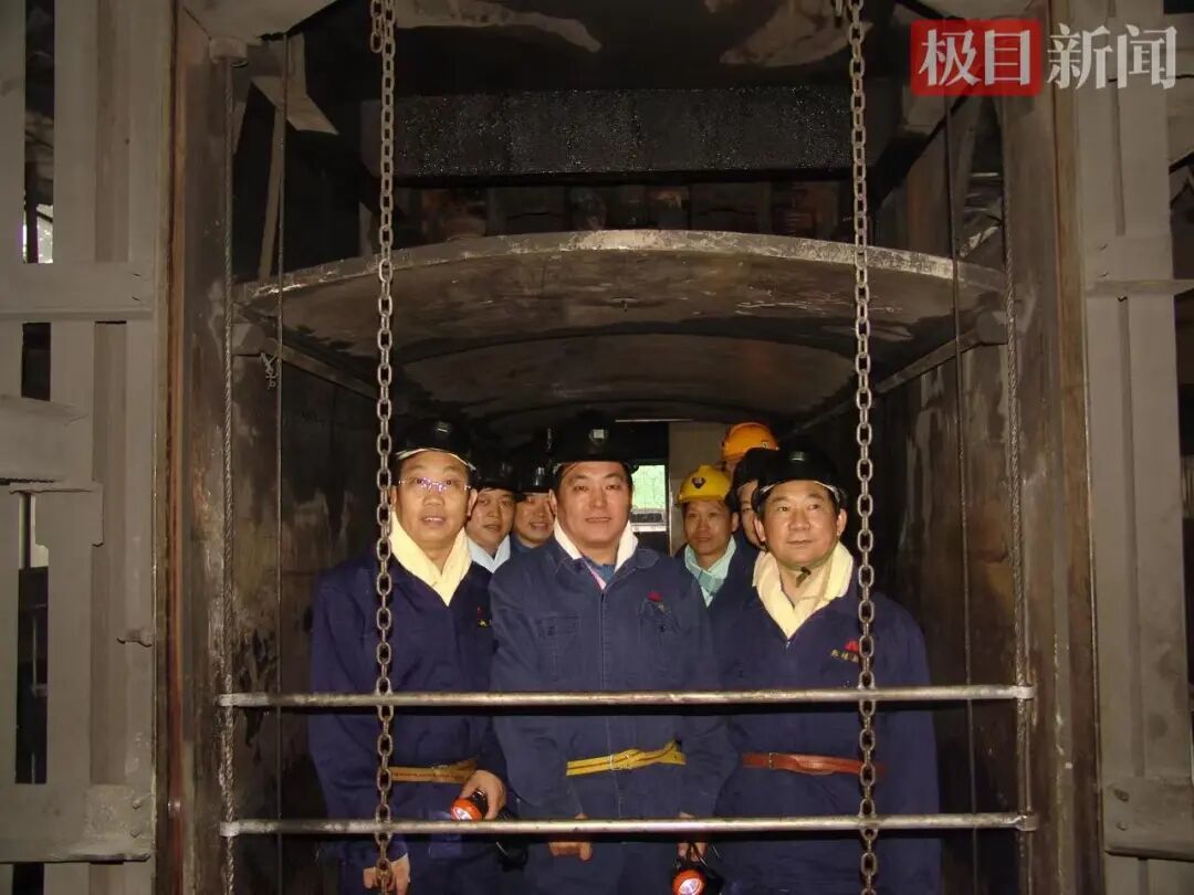 3.姜德生（右1）深入煤矿现场.jpg