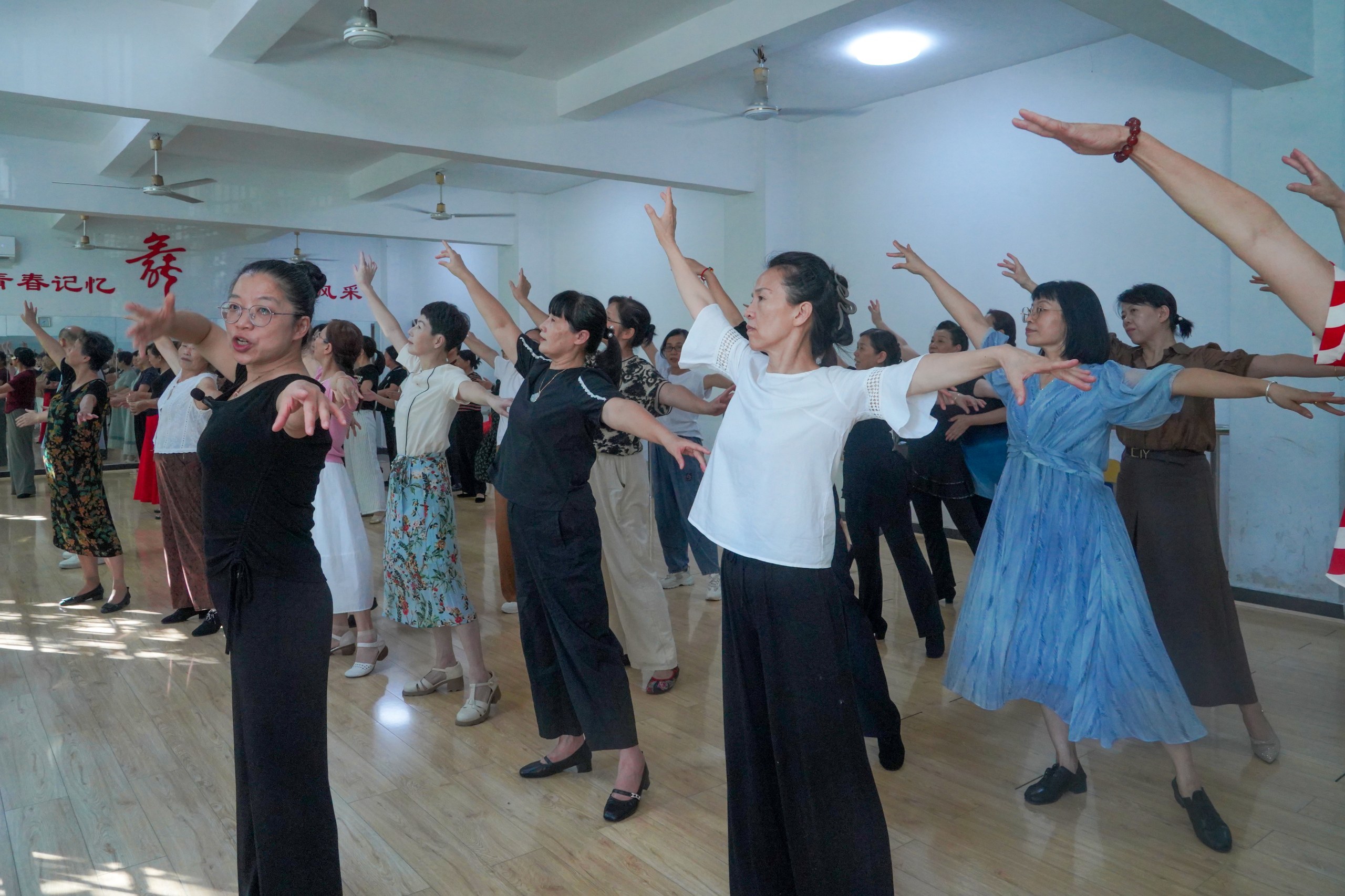 交谊舞班学员在练习舞蹈。