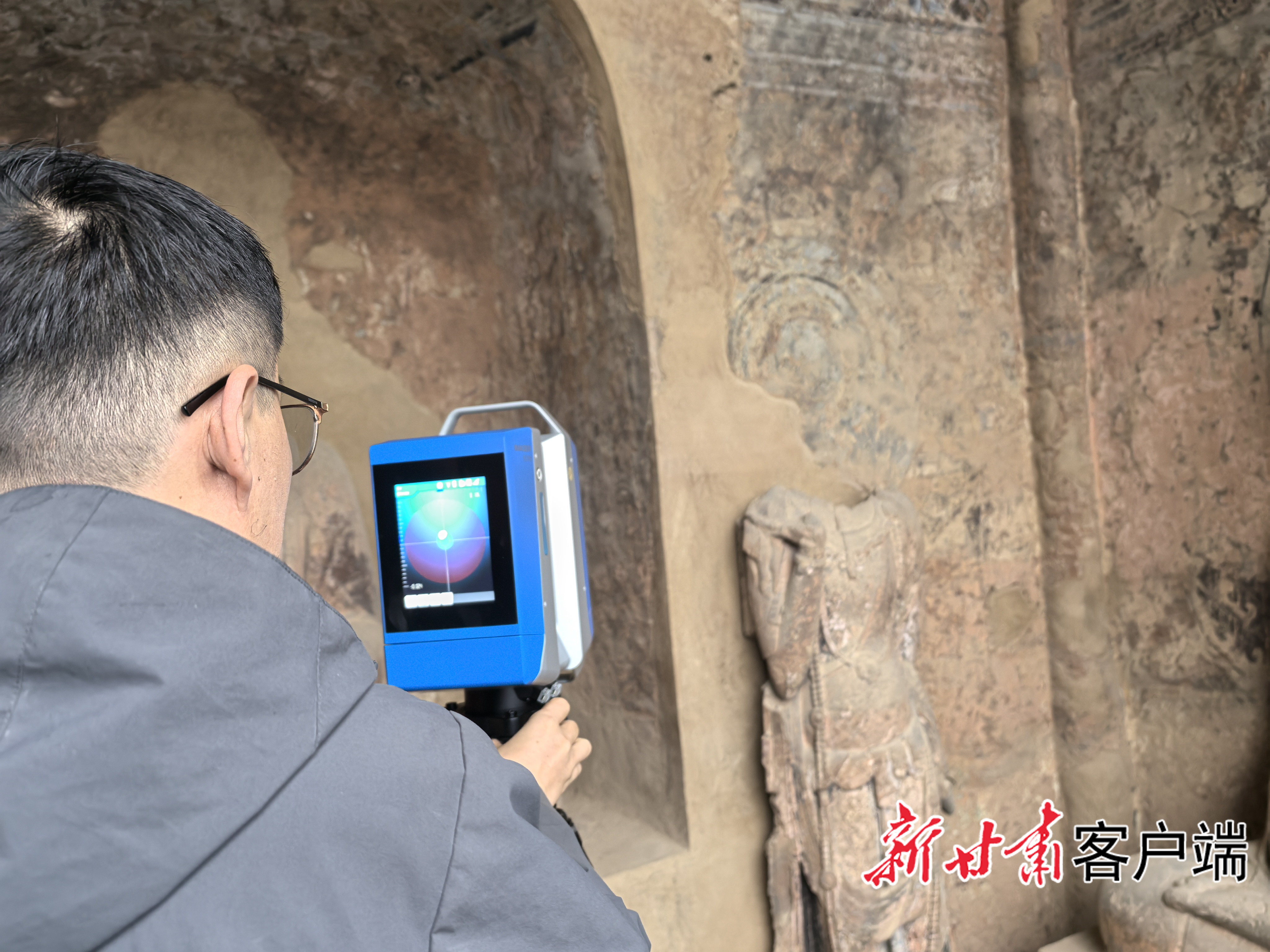 工作人员正在对麦积山石窟进行数字化采集