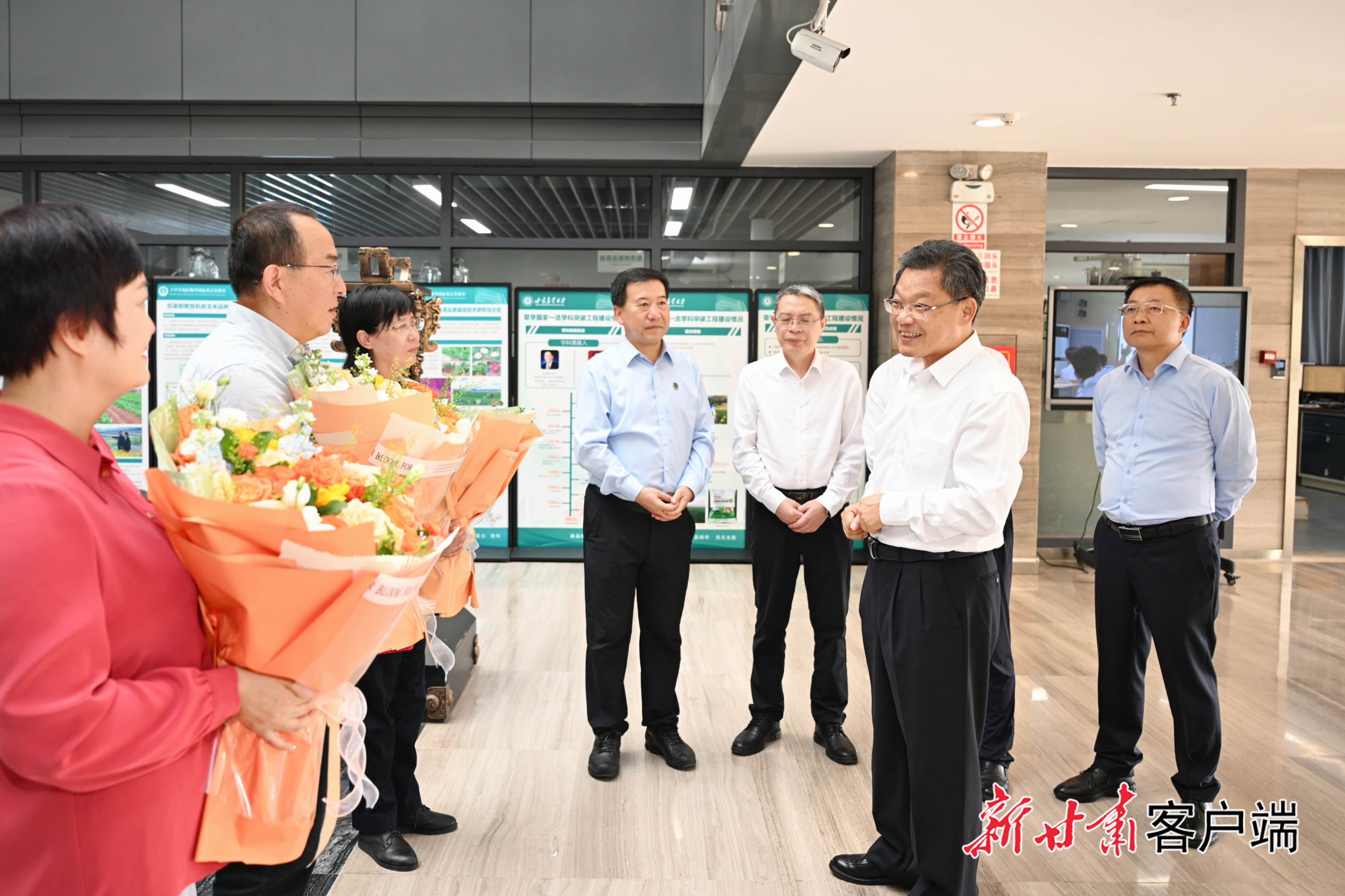 9月10日,第41个教师节之际,省委副书记、省长任振鹤来到甘肃农业大学、兰州城市学院调研并看望慰问教师代表。新甘肃·甘肃日报记者 盛学卿