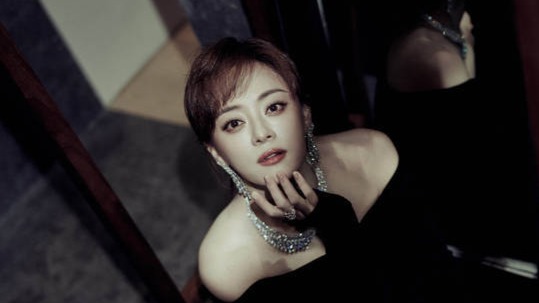 孙俪穿黑色抹胸紧身裙气质佳！封面图