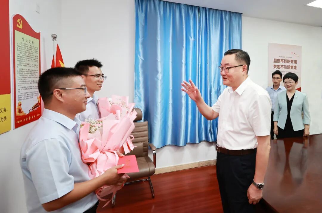 罗文江王亚联走访慰问教师代表