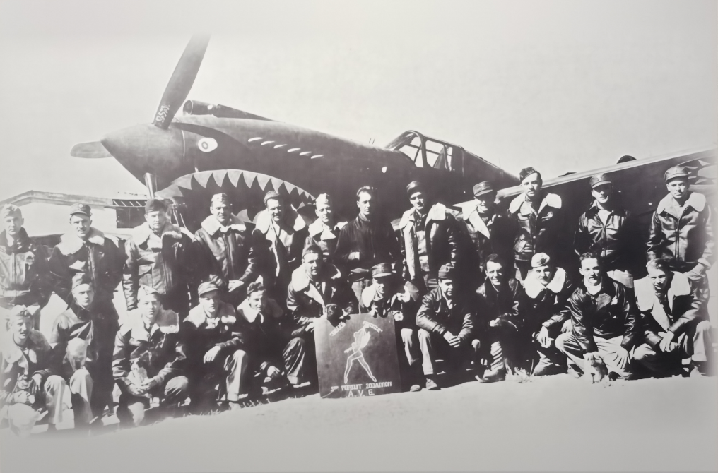 1941年12月20日,中国空军美国志愿援华航空队旗开得胜,首战击落日军4架96式轰炸机,极大地鼓舞了飞虎队队员。图为首战胜利后第3中队的队员们在P-40“战鹰”战斗机前合影