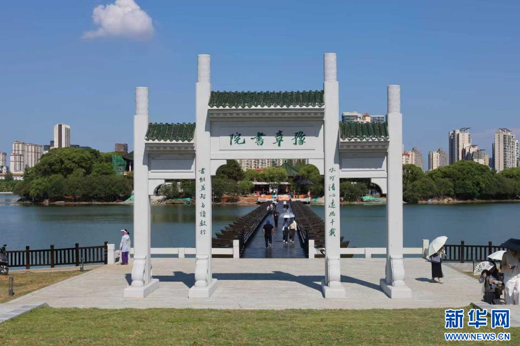 在江西南昌象湖风景区，一座浮桥通向正在施工的豫章书院。新华网 王晓震 摄