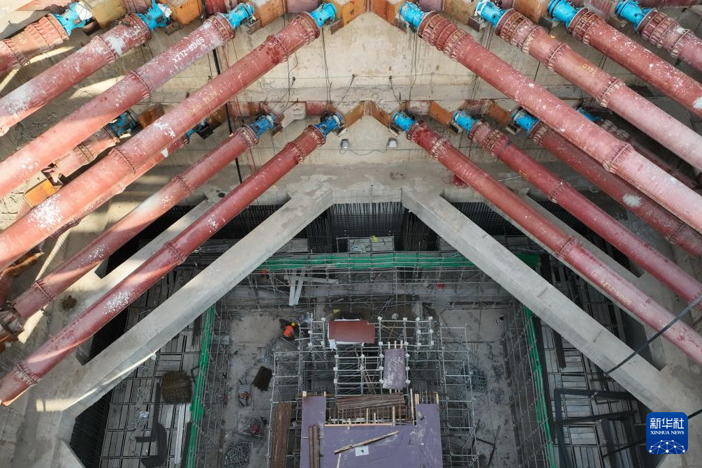 9月7日，工人在石家庄地铁4号线一期工程东垣东路站建设工地施工（无人机照片）。