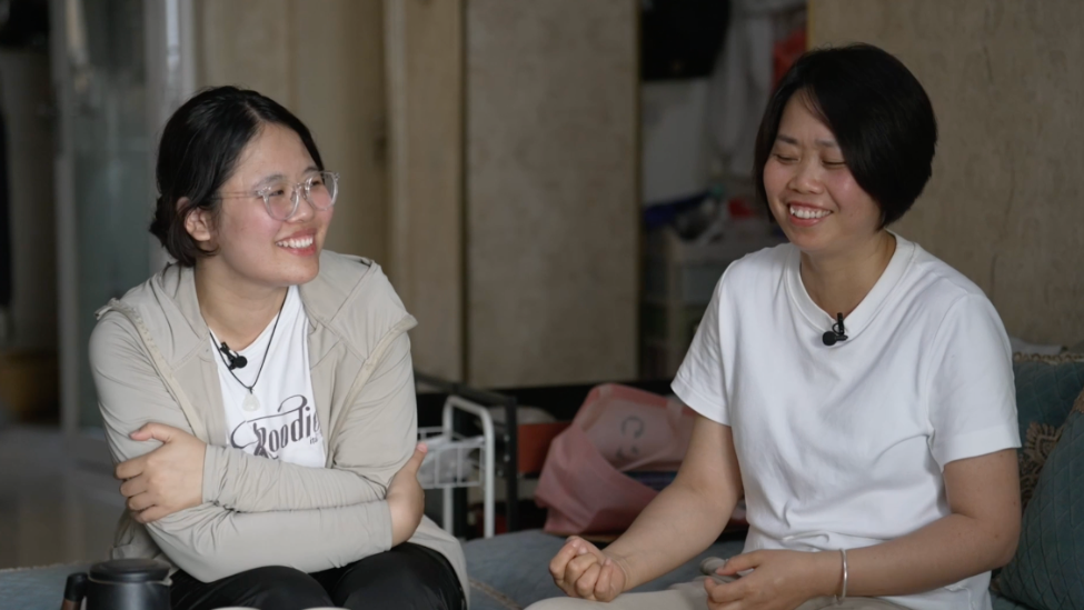 初中学历的43岁家政女工为做社工，每天工作16小时还抽空考大专，孩子：我妈让我看到了勇敢才能有更多机会