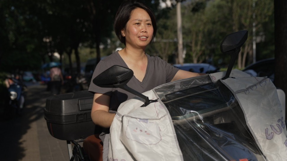 凤凰网《旅途》｜家政女工秋玲：打工10年，挣了百万，我改变了我家的生活