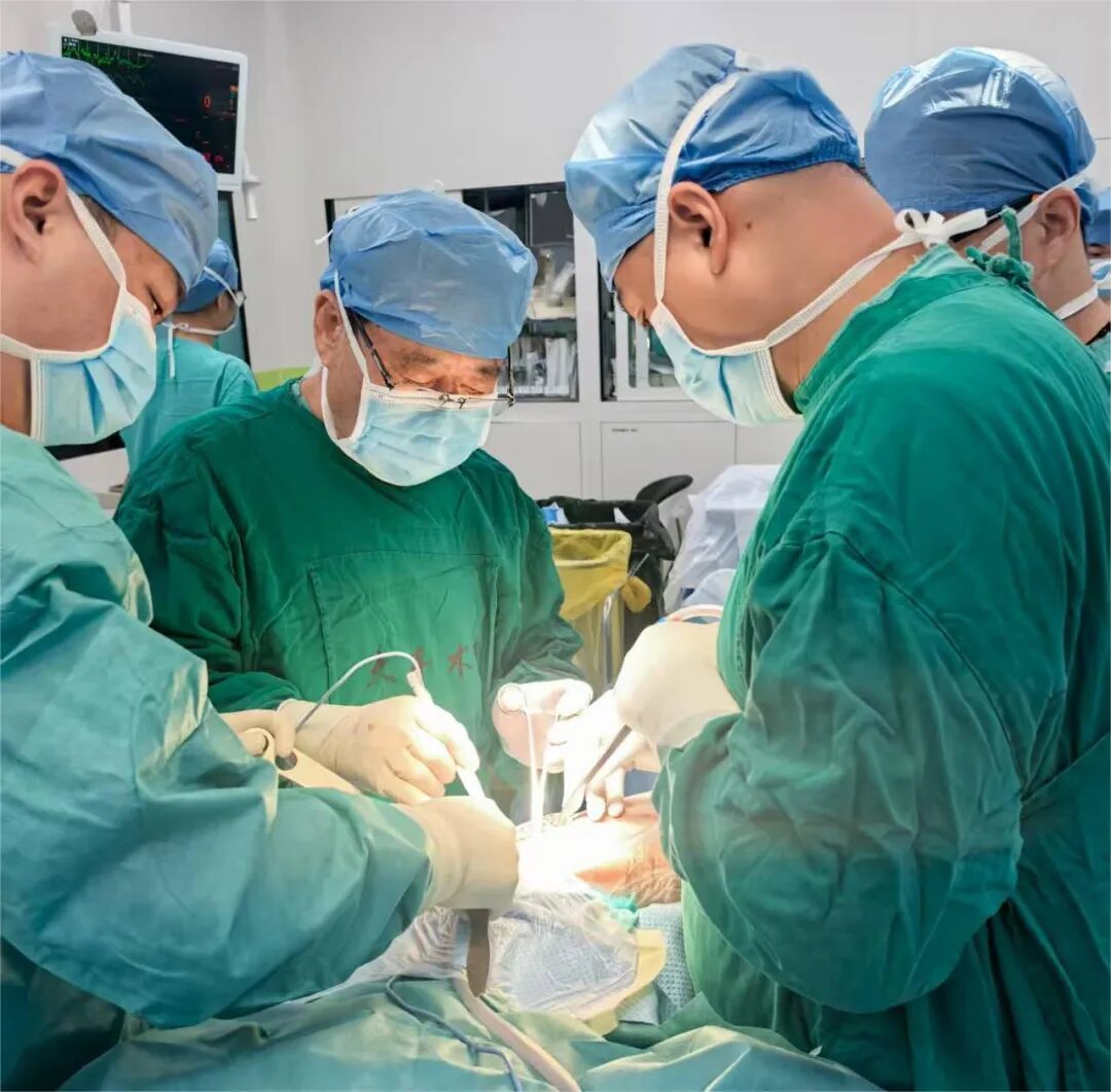 △李国顺为先天性髋关节发育不全患者实施髋关节置换手术