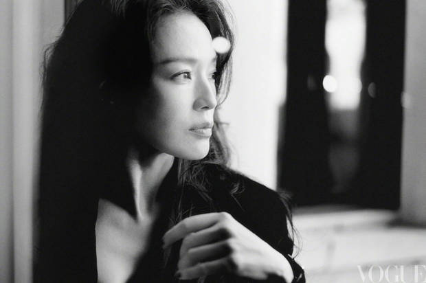 舒淇侧脸线条优美。