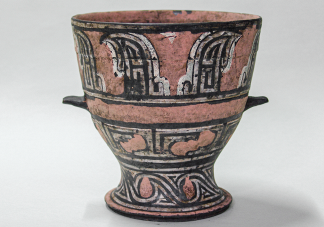 陶寺残墓所出为数不多的彩绘陶杯之一,年代约为公元前2000年。