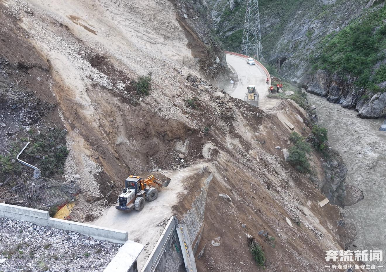 G345线甘南迭部段山体塌方当地全力抢通(43488437)-20250908162359.jpg