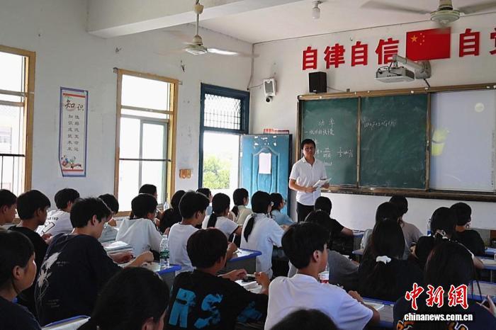 图为江西省都昌县周溪中学教师曹臻在给学生上课。江传曌 摄