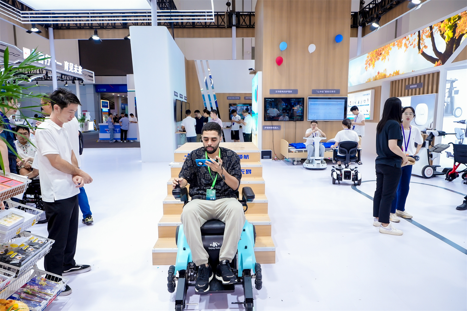 外国友人体验智能助残设备