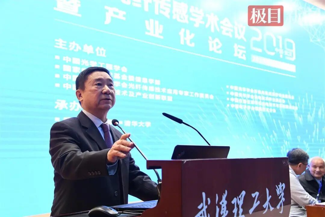 4.姜德生开展学术交流.jpg