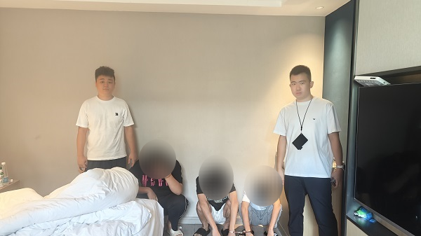 ▲民警将胡某某等三人一网打尽