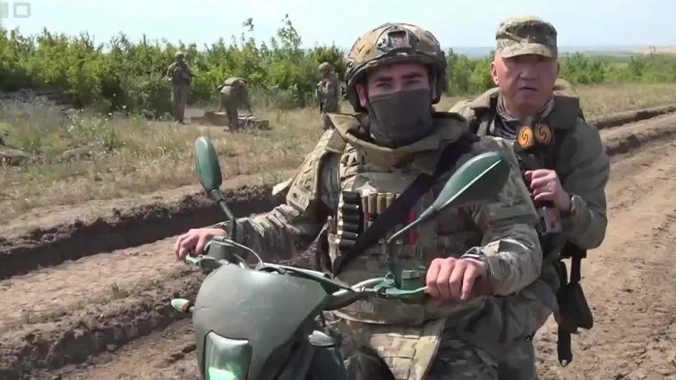 俄军前线设新兵训练场，战斗间隙紧张训练