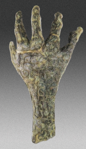 亚长的青铜手,和他一起葬于其位于安阳殷墟宫殿宗庙区附近的墓葬,这使他在死后仍能守卫这座晚商时期的都城。