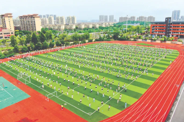 图为师范附属第二小学的学生在操场上做课间操。刘敏 摄