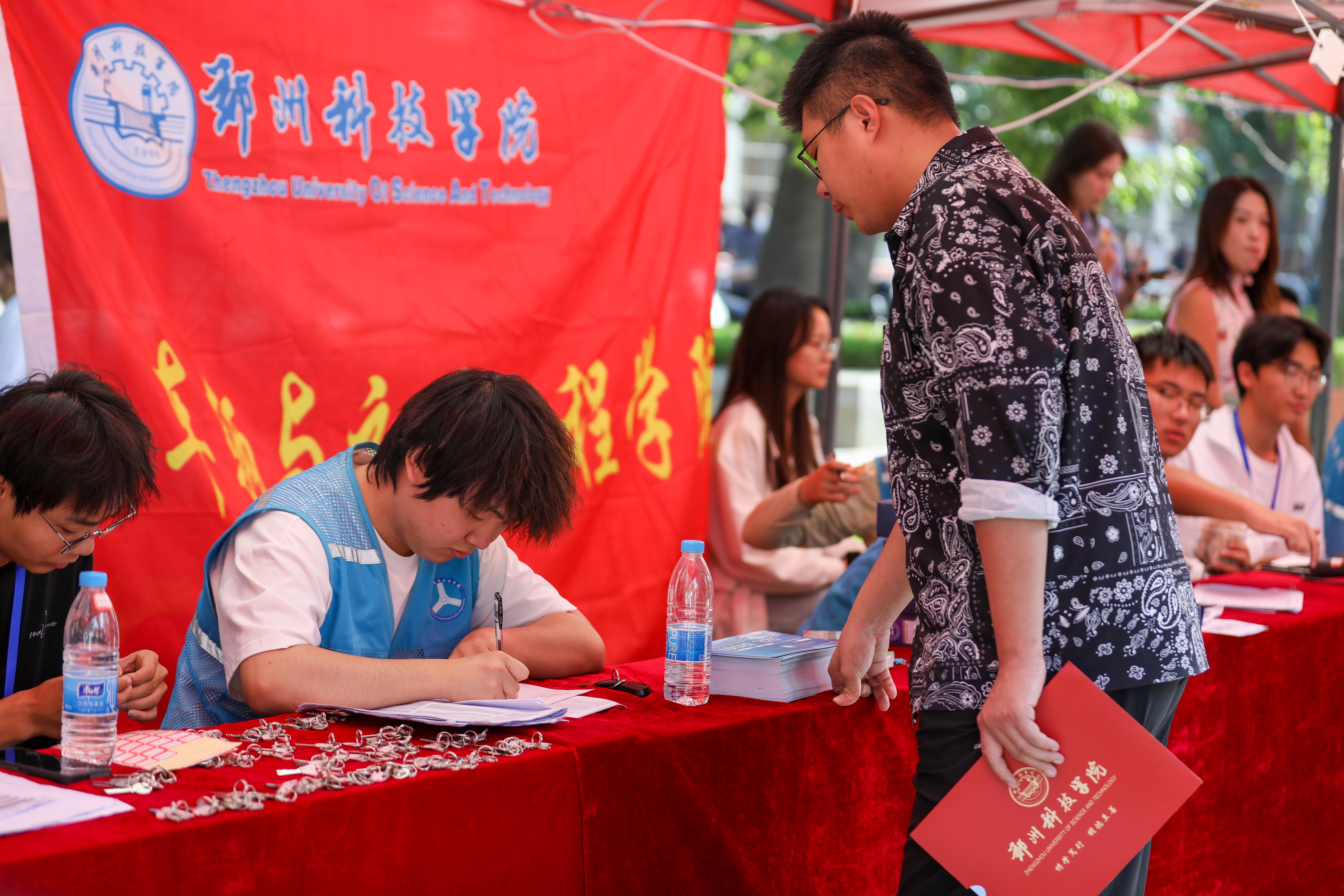 鄭州科技學(xué)院:“綠色通道”助力貧困學(xué)子順利入學(xué)