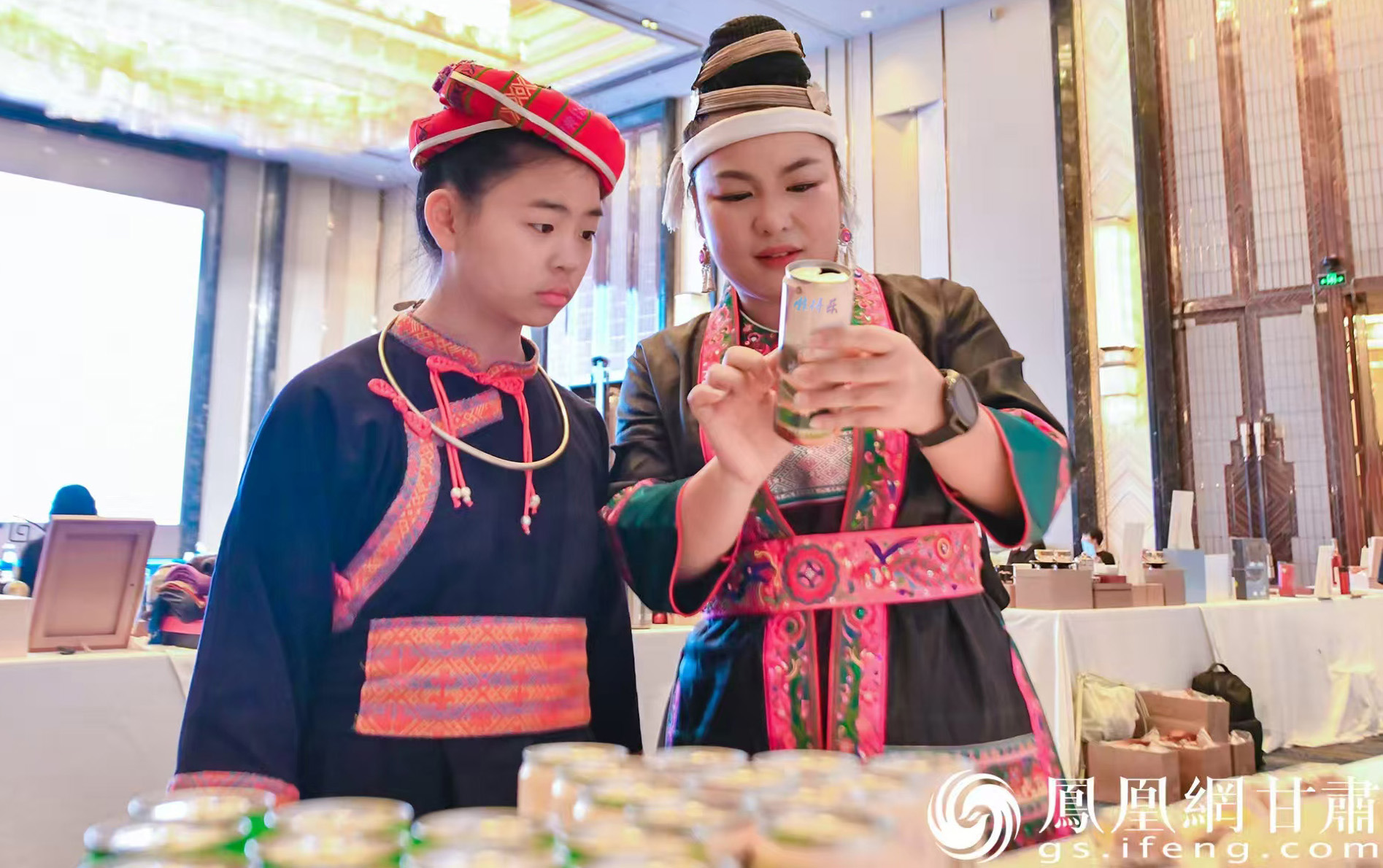 广西嘉宾品尝甘肃药业集团药食同源产品7°啡得乐植物饮料 王婷 摄