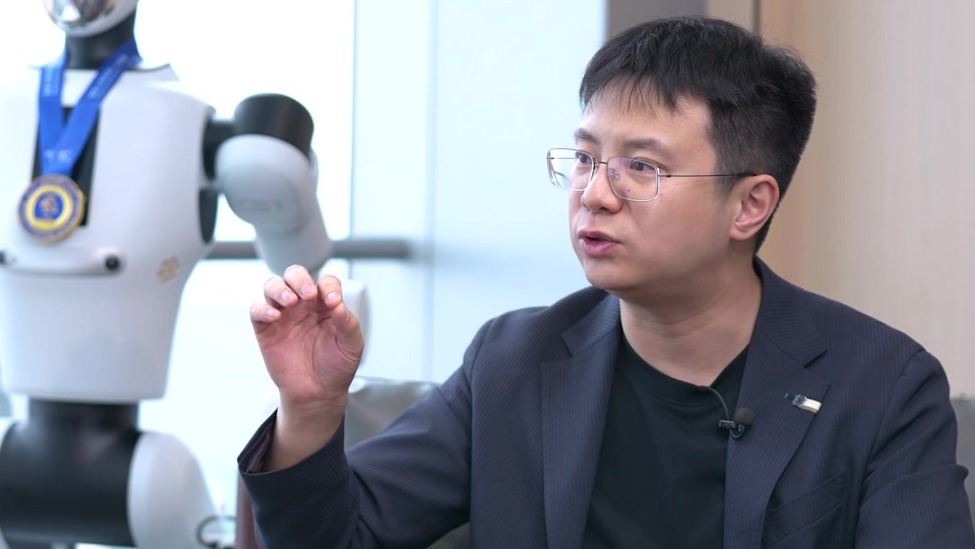 90后北大教授王鹤：从斯坦福回国创立中国第一个“具身智能”实验室，两年估值10亿美元