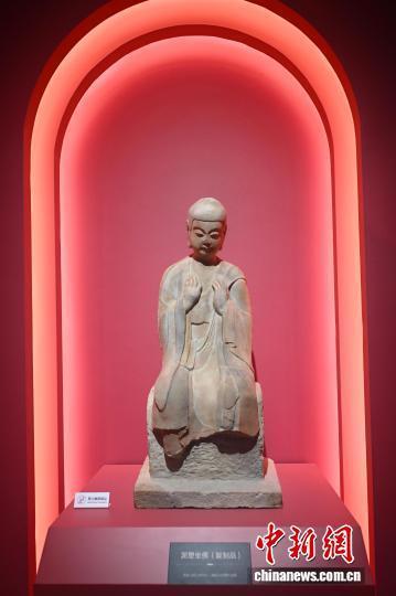 图为展览展陈的泥塑坐佛复制品　中新社记者　李亚龙　摄