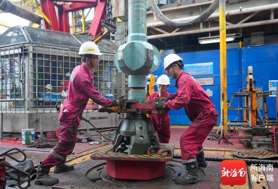 中国海油钻完井现场人员正在下入钻头。中国海油供图