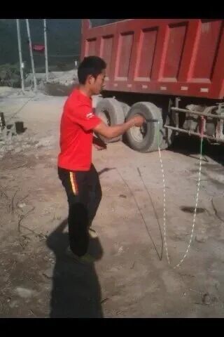 ▲刘超龙以前在从事铲车工作时练习跳绳。