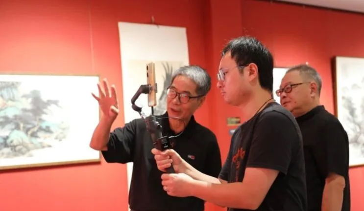 陈秋生（左1）在展厅