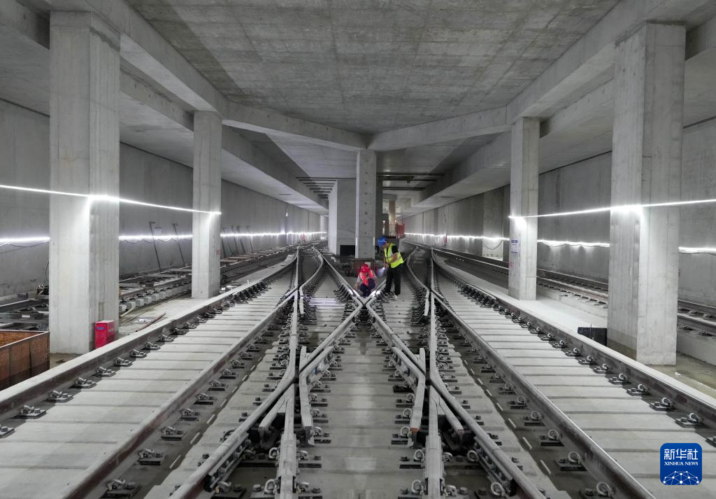 9月9日，工人在石家庄地铁4号线一期工程东垣东路站建设工地施工。