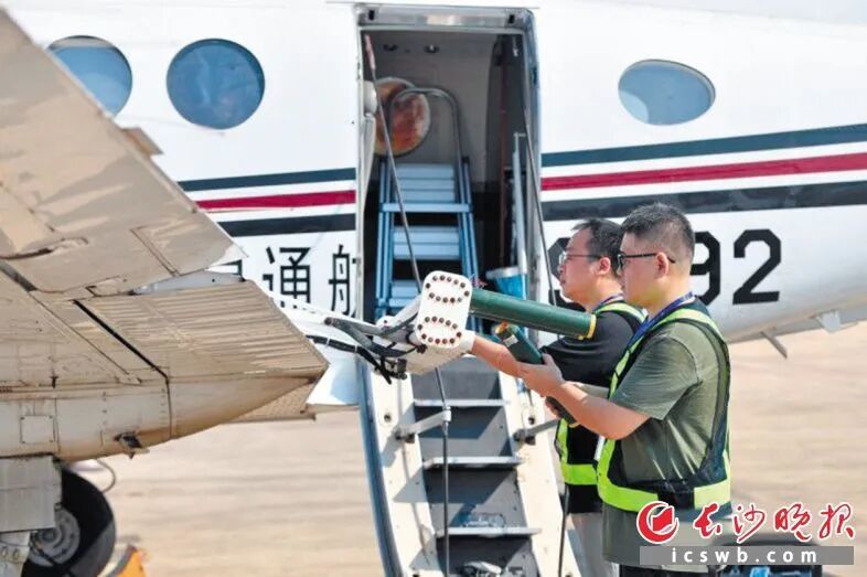 工程师们正在装碘化银烟条。 长沙晚报全媒体记者 王志伟 摄