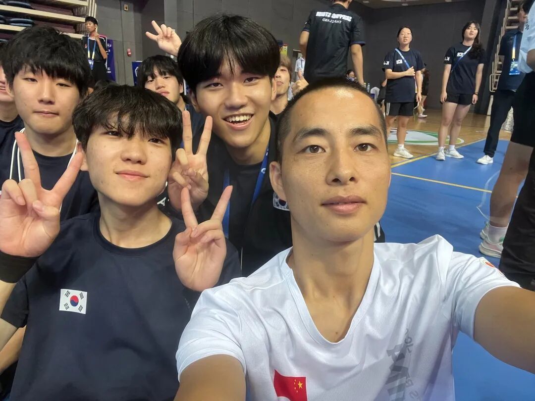 ▲刘超龙与韩国运动员合影。