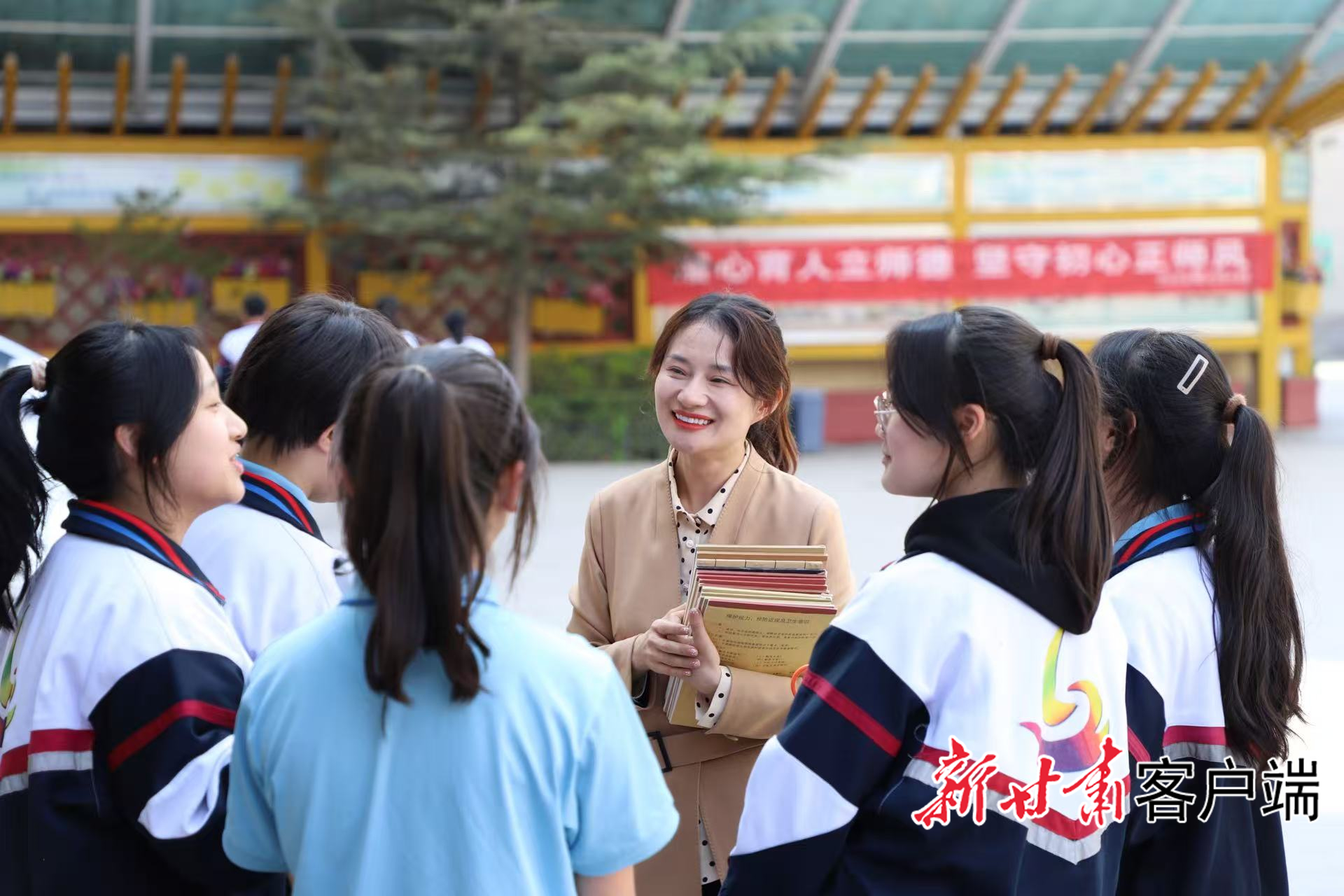 兰州市外国语学校教师课后和学生谈心 新甘肃•甘肃日报通讯员 郑芃生