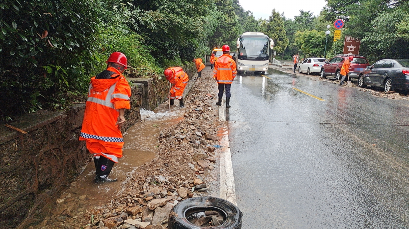 九江市公路发展中心庐山分中心冲锋守护山区道路安全