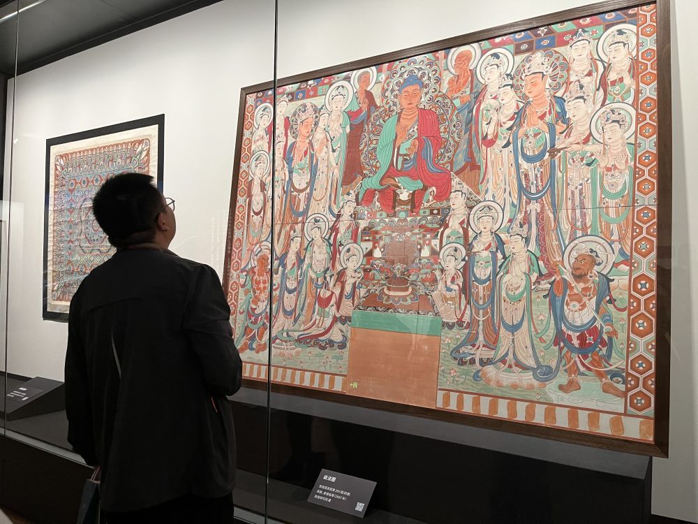 9月10日，观众参观“东方微笑　跨越千年——佛教造像艺术展”。新华社记者　张玉洁　摄