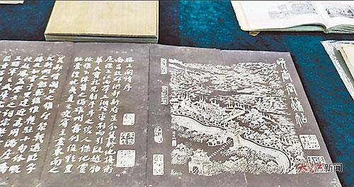《晚香堂苏帖》中的苏轼手书《滕王阁序》，该册另附宋代画家赵伯驹所作的《滕王阁图》