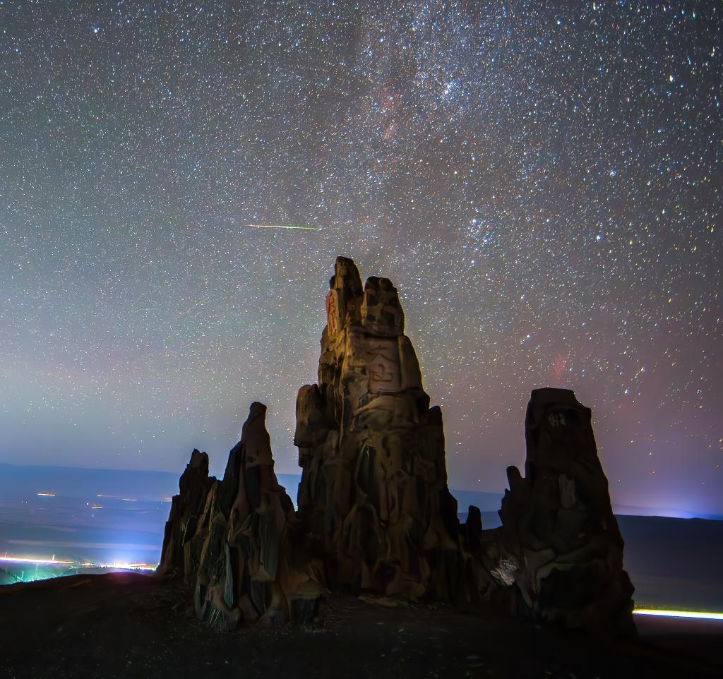 2021年9月9日，在新疆哈密市东天山拍摄的一颗九月英仙座ε流星雨的群内流星。（蒋晨明 摄）