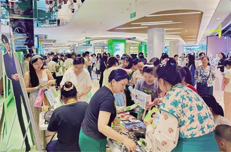 国芳百货G层人头攒动