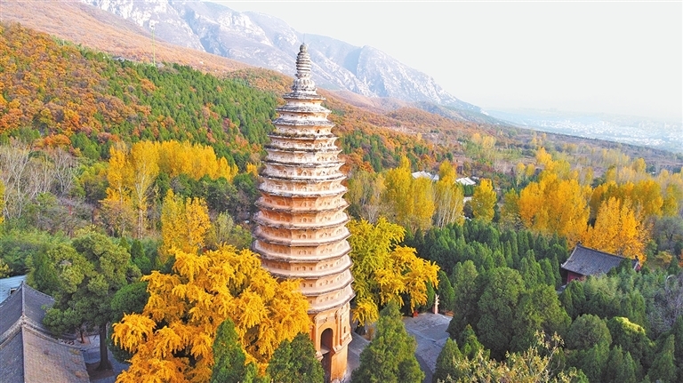 嵩岳寺塔，位于鄭州市登封嵩山南麓峻極峰下嵩岳寺內，是世界文化遺產“天地之中”歷史建筑群的組成部分。資料圖片