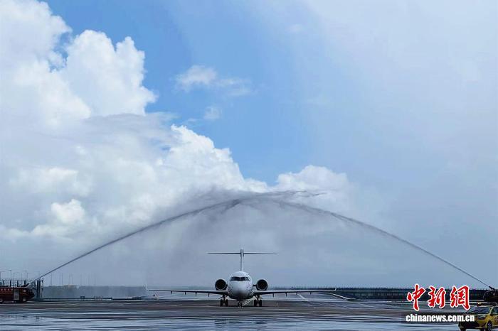 9月10日,由C909客机执飞的MU865航班飞抵澳门国际机场,受到民航最高礼仪“过水门”的迎接。(东航供图)