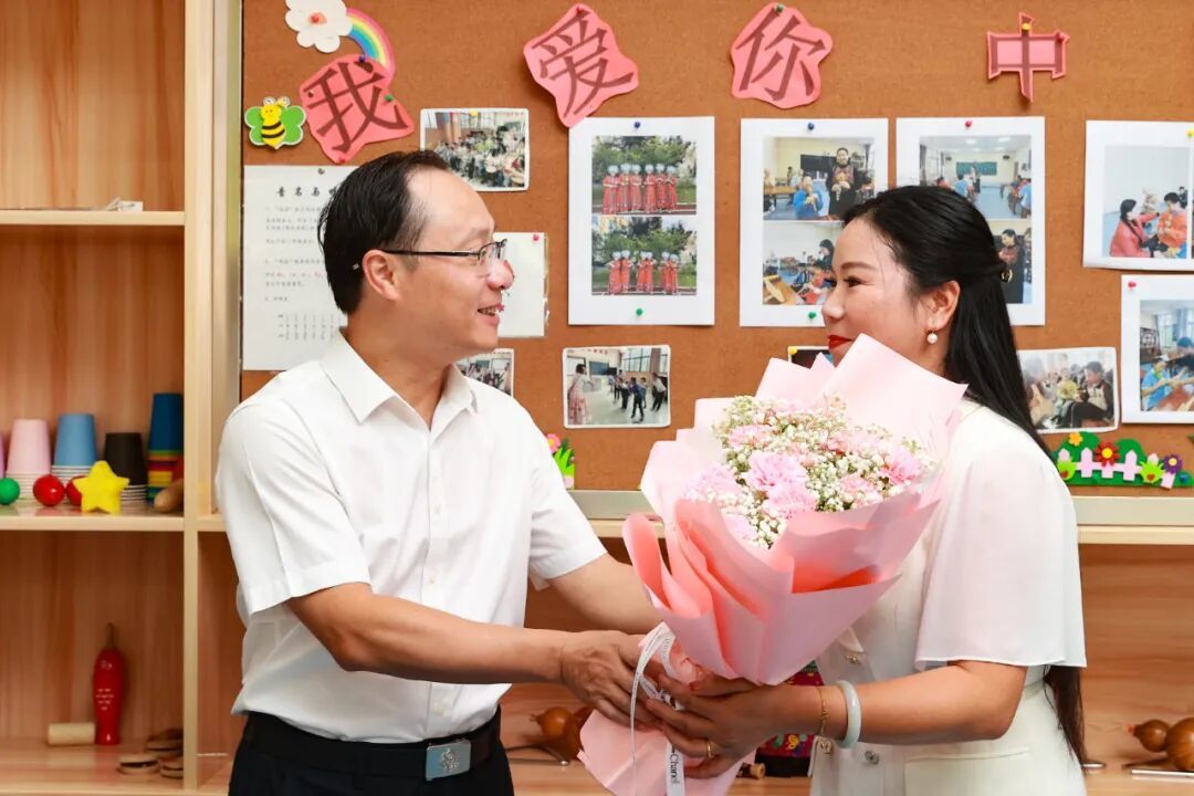 罗文江王亚联走访慰问教师代表