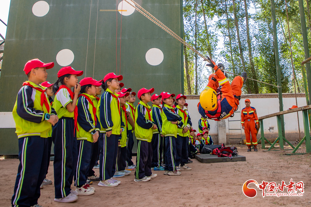 师生代表正在体验绳索救援科目
