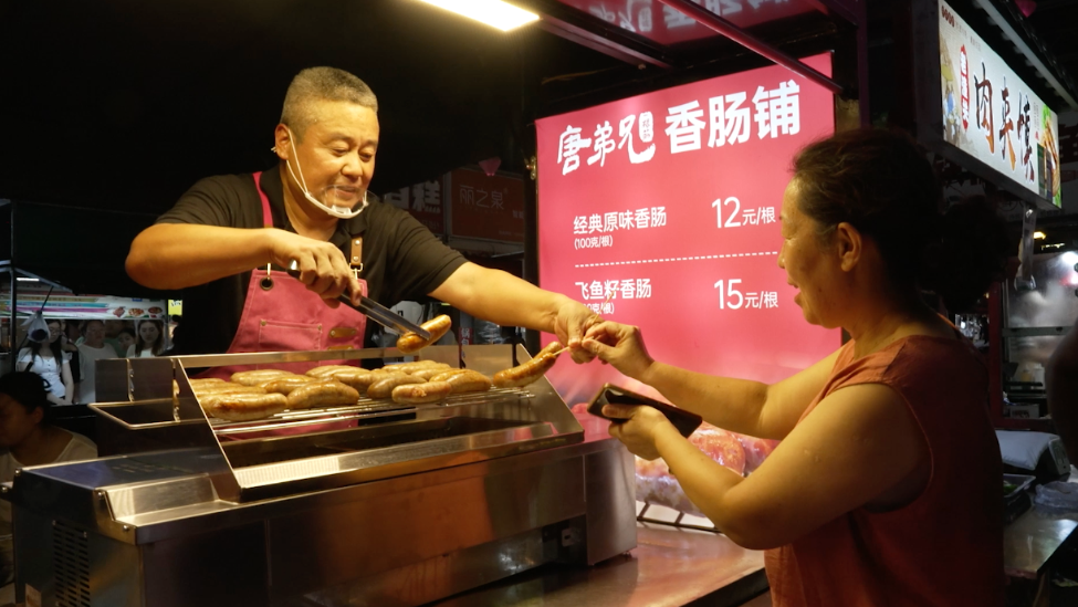 负债4600万的57岁大叔摆摊卖烤肠还债：从门可罗雀到日销20万