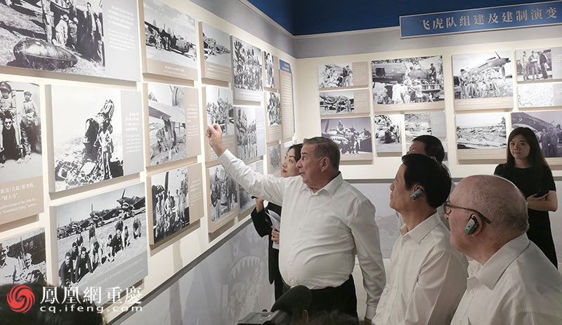 嘉宾参观图片展