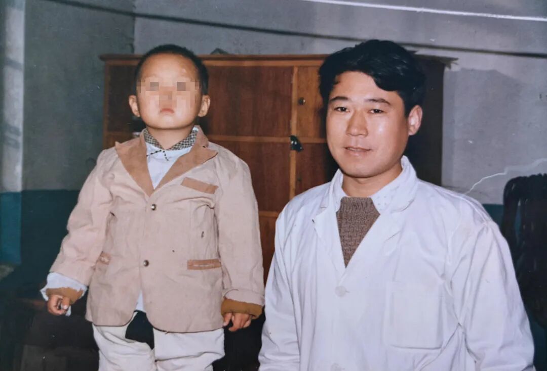 △李国顺与术后康复患儿合影